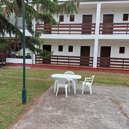 扎马迪Beach Club Panzio Es Camping公寓式酒店 外观 照片