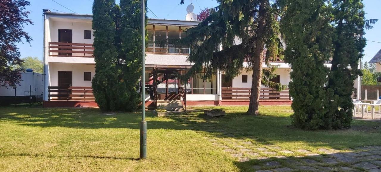 扎马迪Beach Club Panzio Es Camping公寓式酒店 外观 照片
